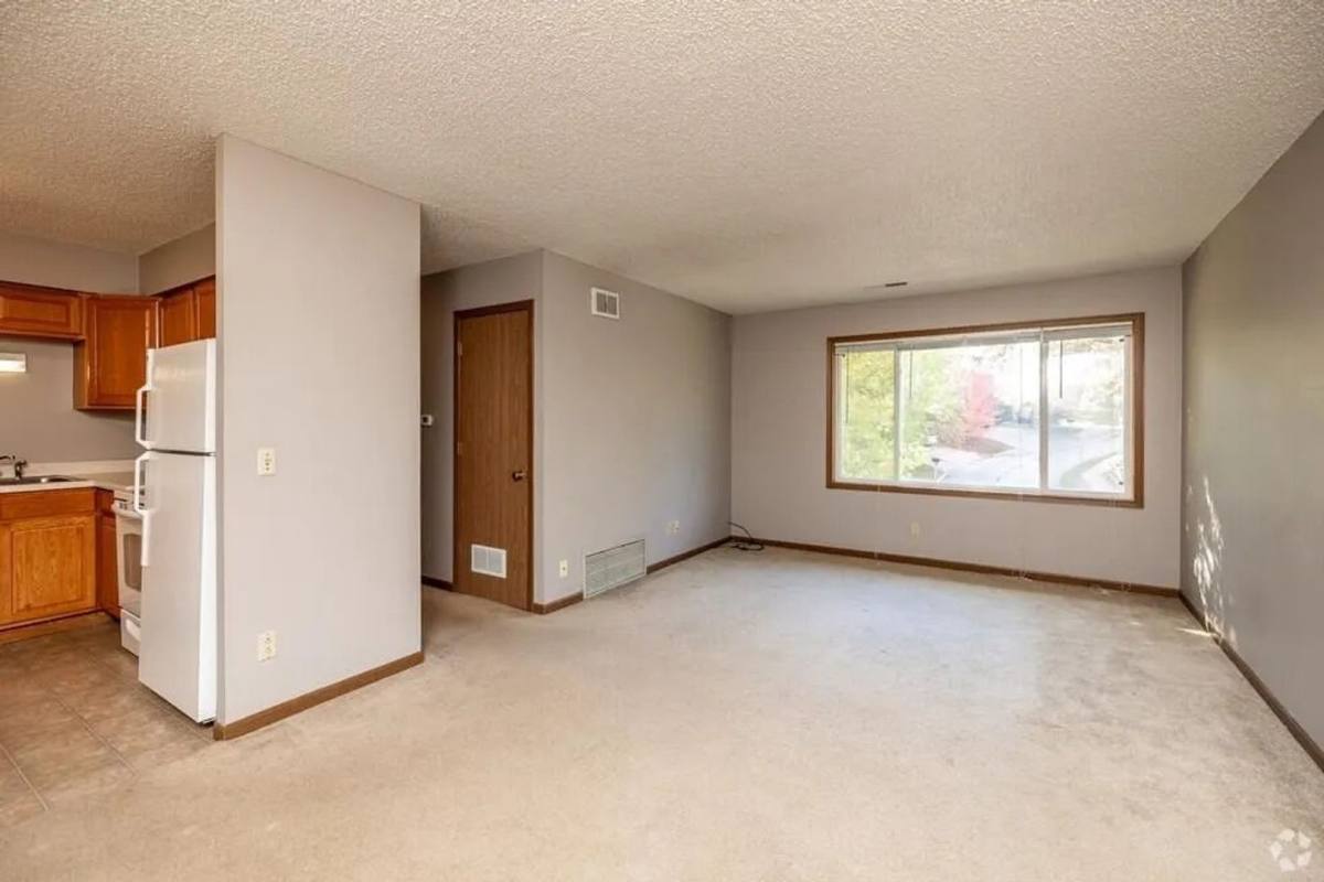 Apartment for rent at 1014 Oakcrest St, Iowa City, IA 52246