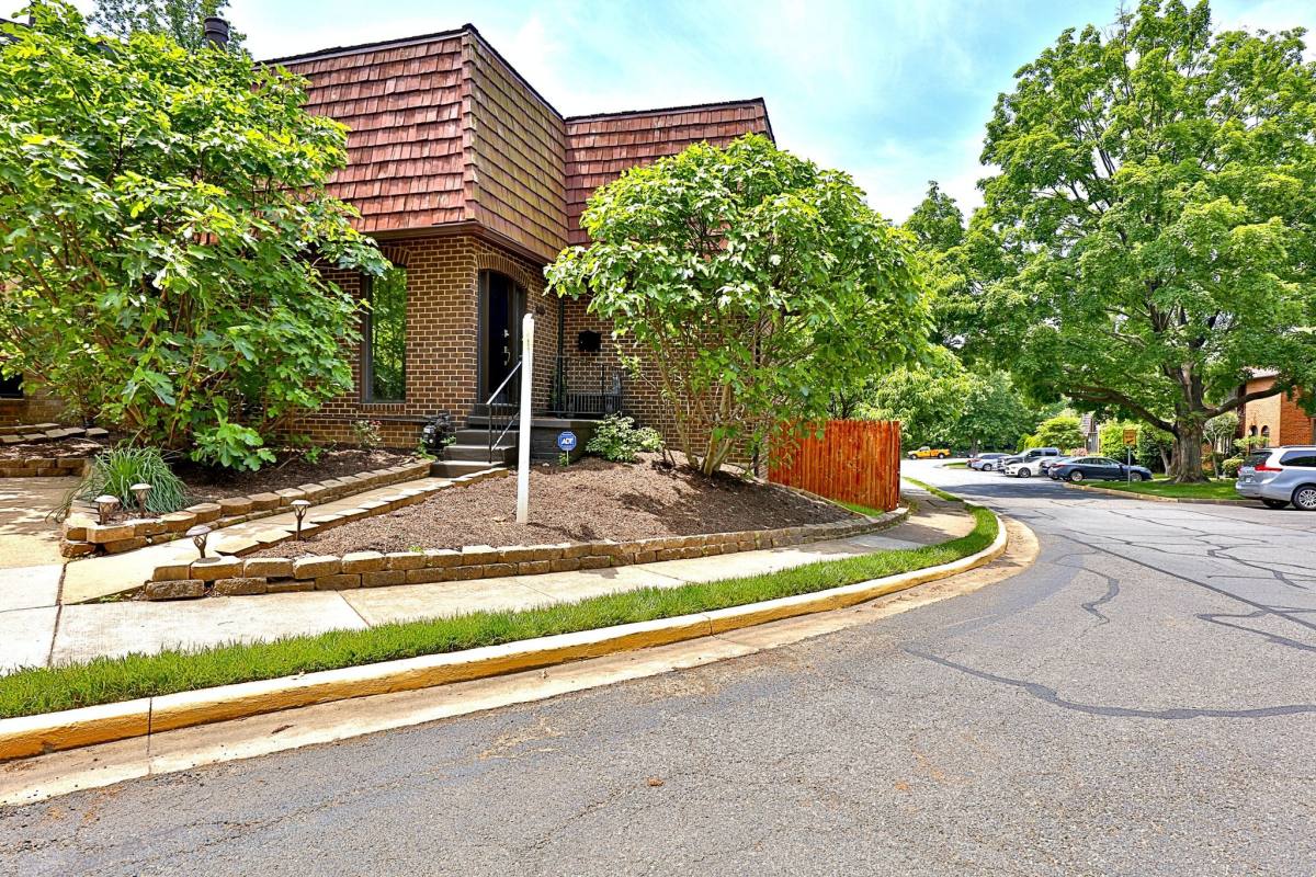 Townhouse for rent at 4912 Herkimer St, Annandale, VA 22003