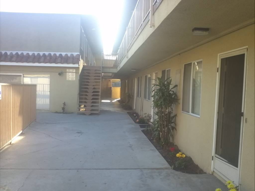 Apartment for rent at 14101 Doty Ave, Hawthorne, CA 90250