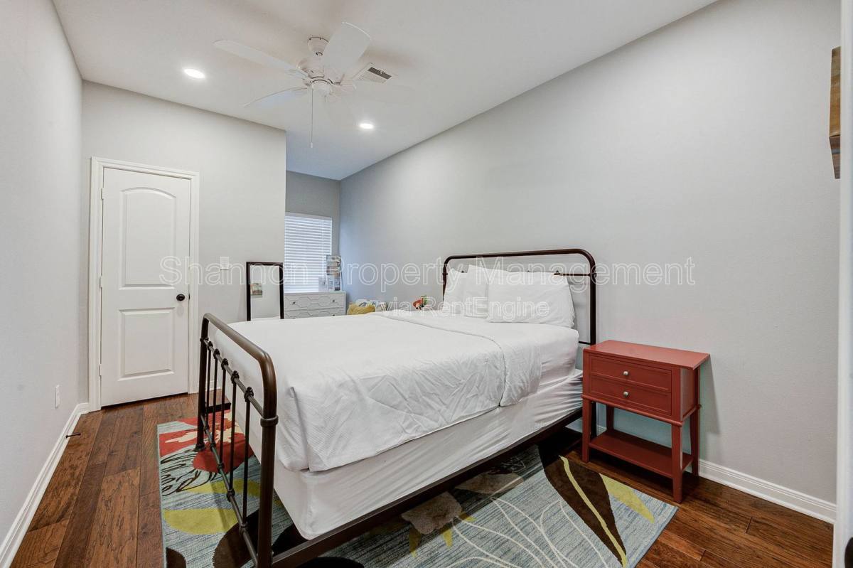 Apartment for rent at 921 Kern St, Houston, TX 77009