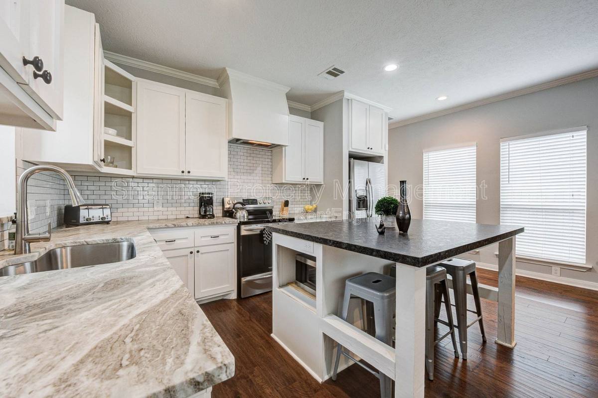 Apartment for rent at 921 Kern St, Houston, TX 77009