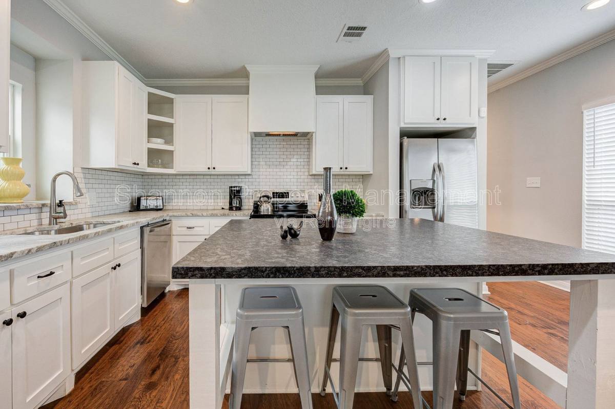 Apartment for rent at 921 Kern St, Houston, TX 77009