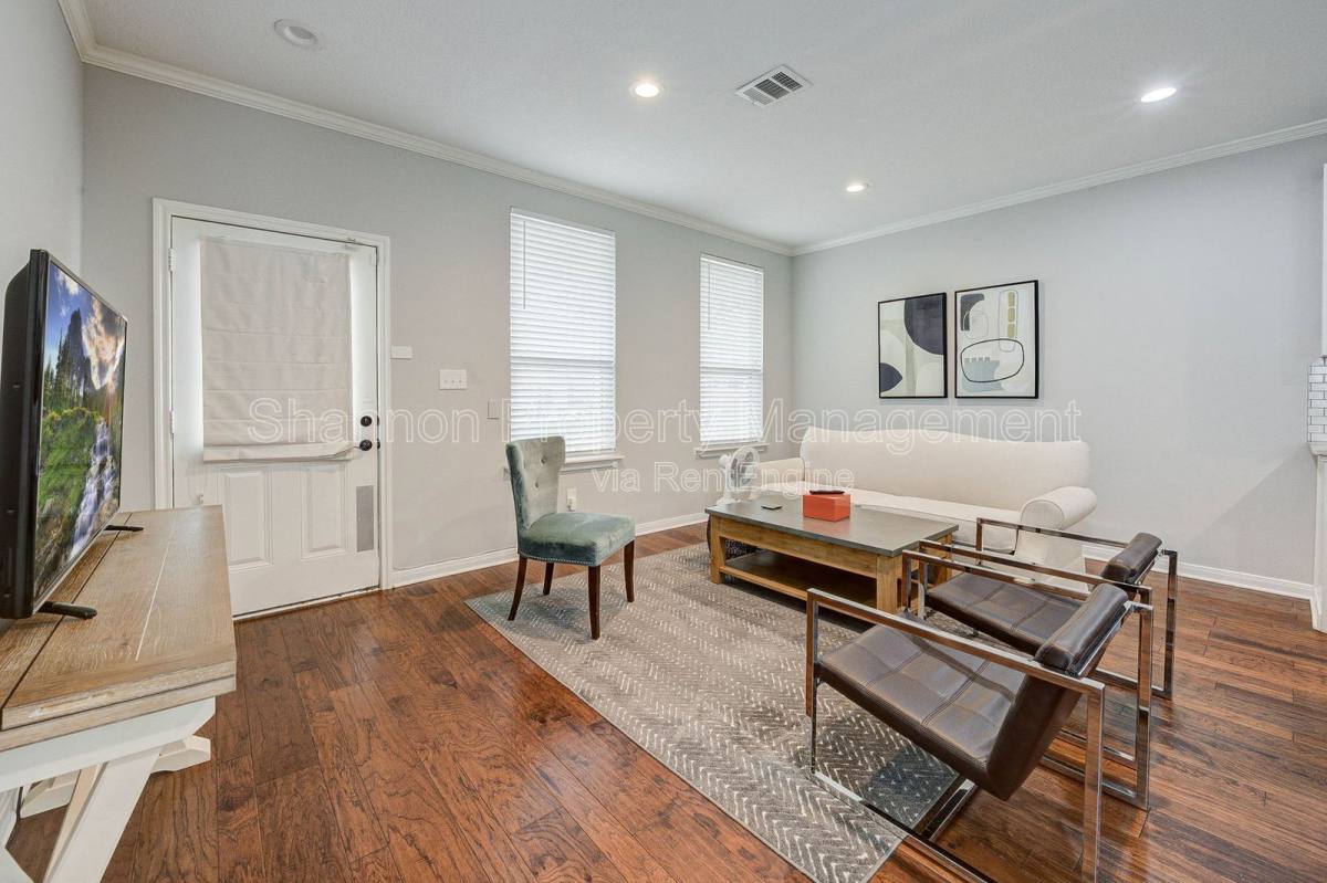Apartment for rent at 921 Kern St, Houston, TX 77009