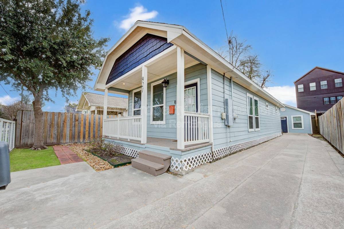 Apartment for rent at 921 Kern St, Houston, TX 77009