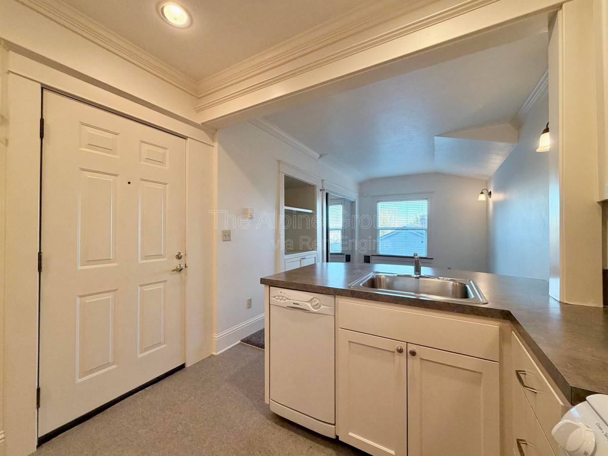 Apartment for rent at 4318 SE Milwaukie Ave #3, Portland, OR 97202