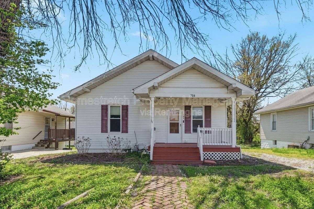 Apartment for rent at 704 W Johnson St, Collinsville, IL 62234