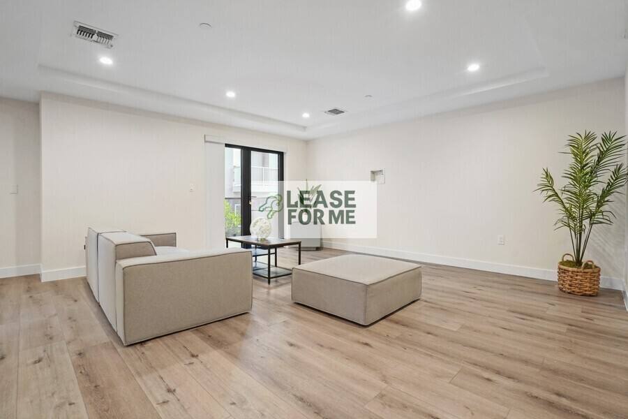 Apartment for rent at 846 S Mariposa Ave #702, Los Angeles, CA 90005