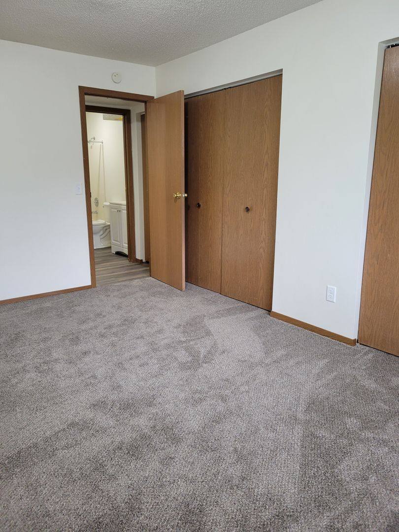 Apartment for rent at 1175 E County Rd, Saint Paul, MN 55109