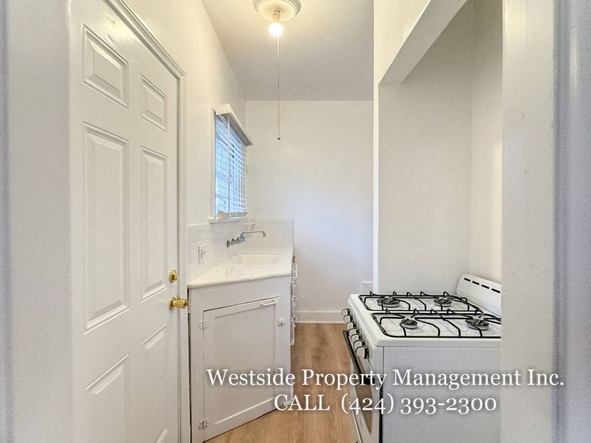 Apartment for rent at 1331 17th St E, Santa Monica, CA 90404