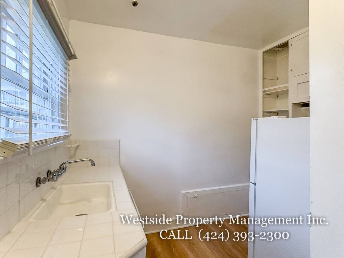 Apartment for rent at 1331 17th St E, Santa Monica, CA 90404