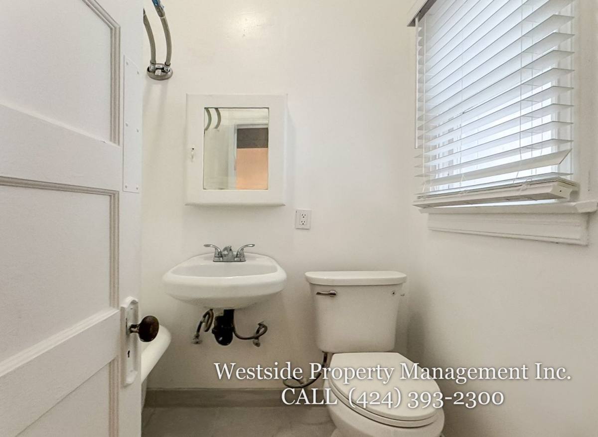 Apartment for rent at 1331 17th St E, Santa Monica, CA 90404