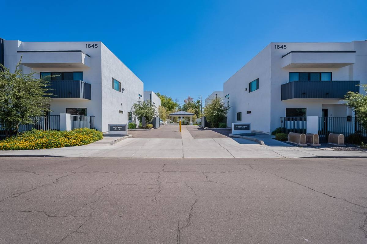 Townhouse for rent at 1645 E Cheery Lynn, Phoenix, AZ 85016