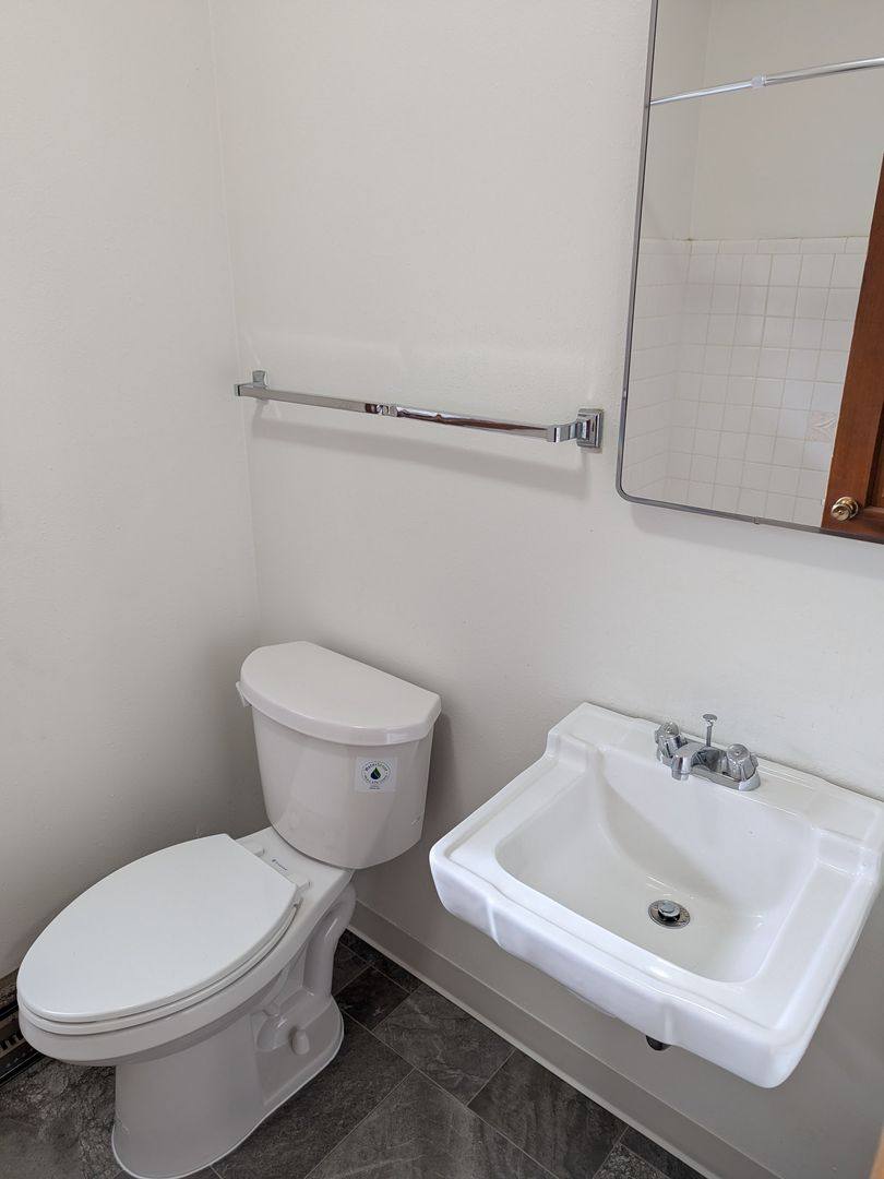 Apartment for rent at 804-808 14th St NE, Salem, OR 97301