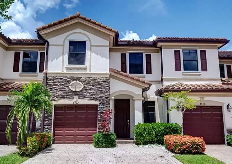Townhouse for rent at 3338 W 90th St, Hialeah, FL 33018