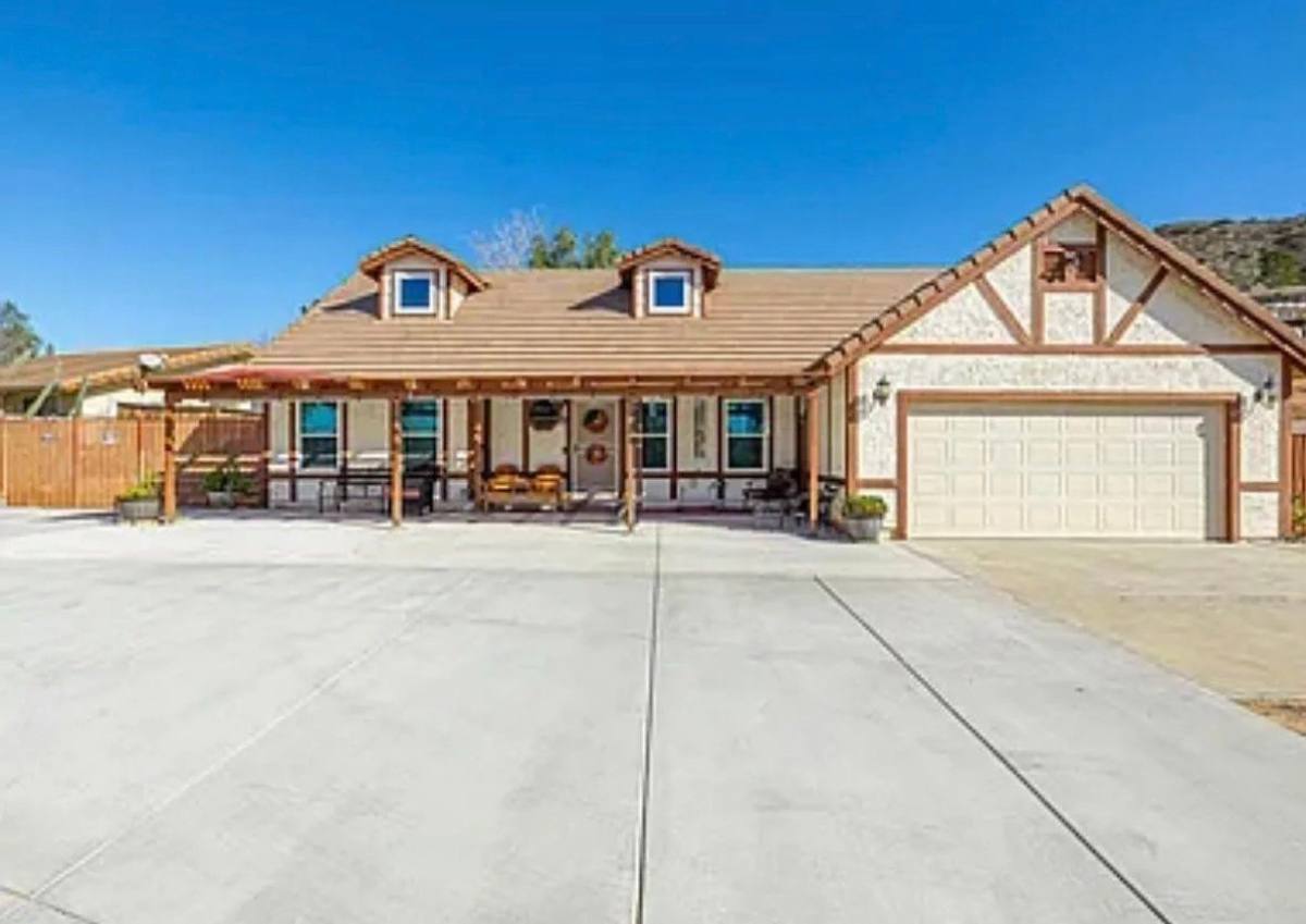 House for rent at 33656 Tradepost Rd, Acton, CA 93510