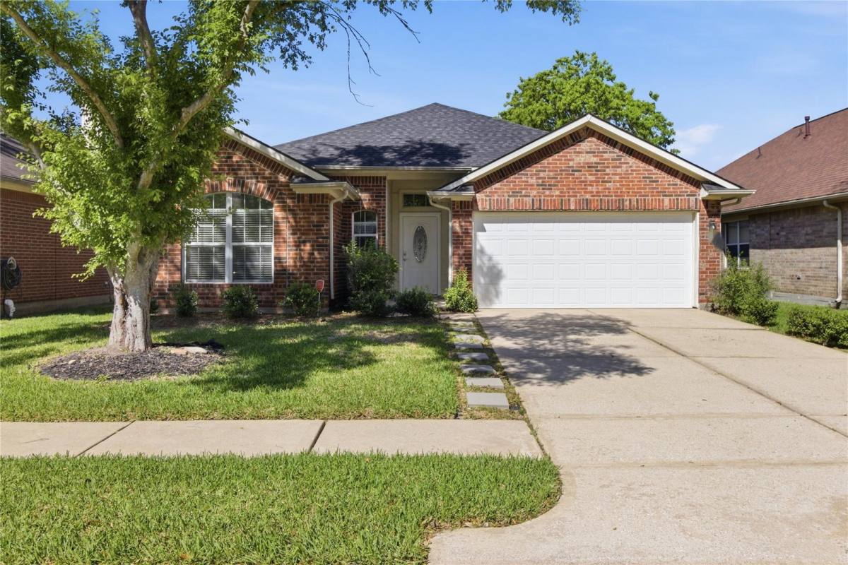 House for rent at 3932 Teal Run Place Court, Fresno, TX 77545
