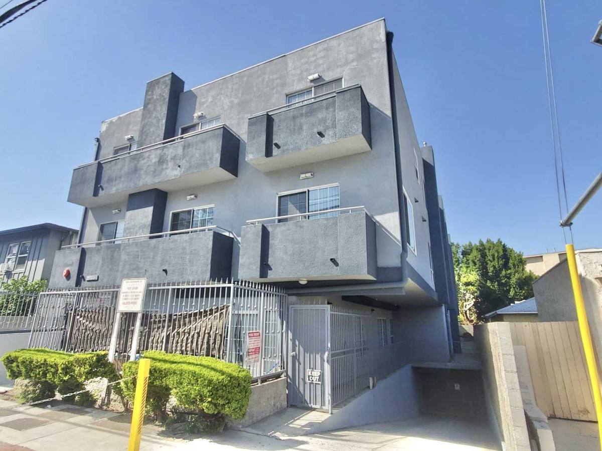 Apartment for rent at 11045 Moorpark St #201, North Hollywood, CA 91602