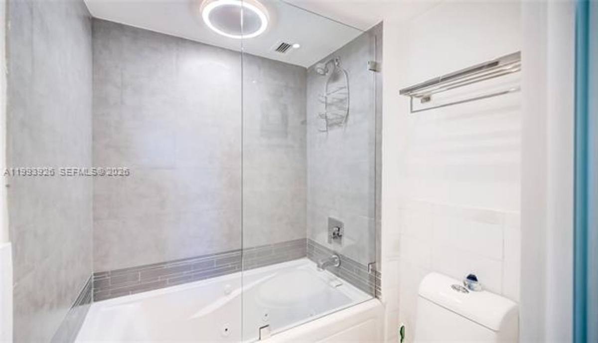 Apartment for rent at 2301 Collins Ave Appt #439, Miami Beach, FL 33139