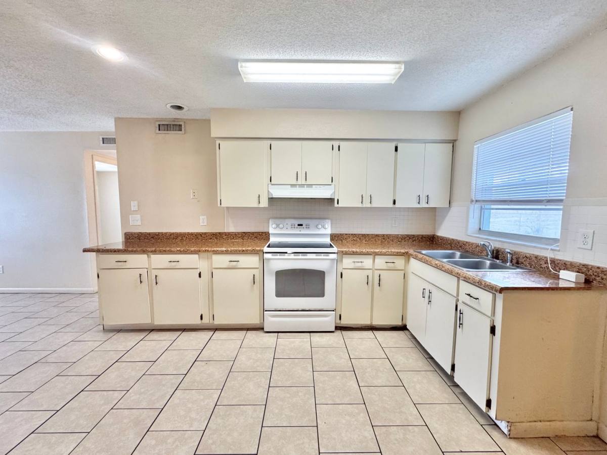 Apartment for rent at 2538-2540 Elm Ave, Lake Wales, FL 33898
