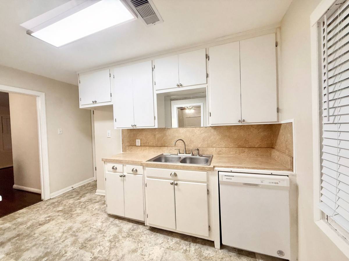 Apartment for rent at 1232 San Felipe St, Angleton, TX 77515