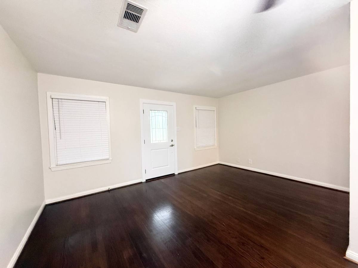 Apartment for rent at 1232 San Felipe St, Angleton, TX 77515
