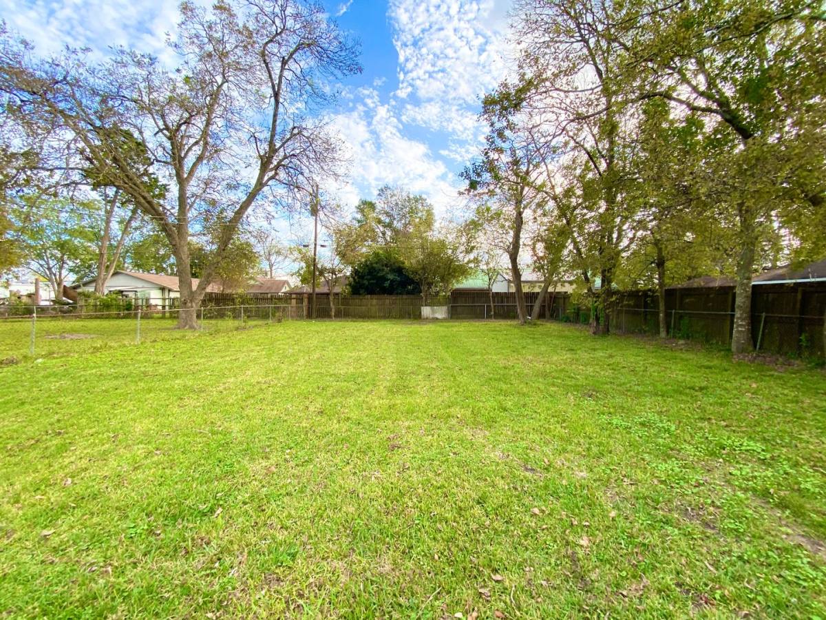 Apartment for rent at 1232 San Felipe St, Angleton, TX 77515
