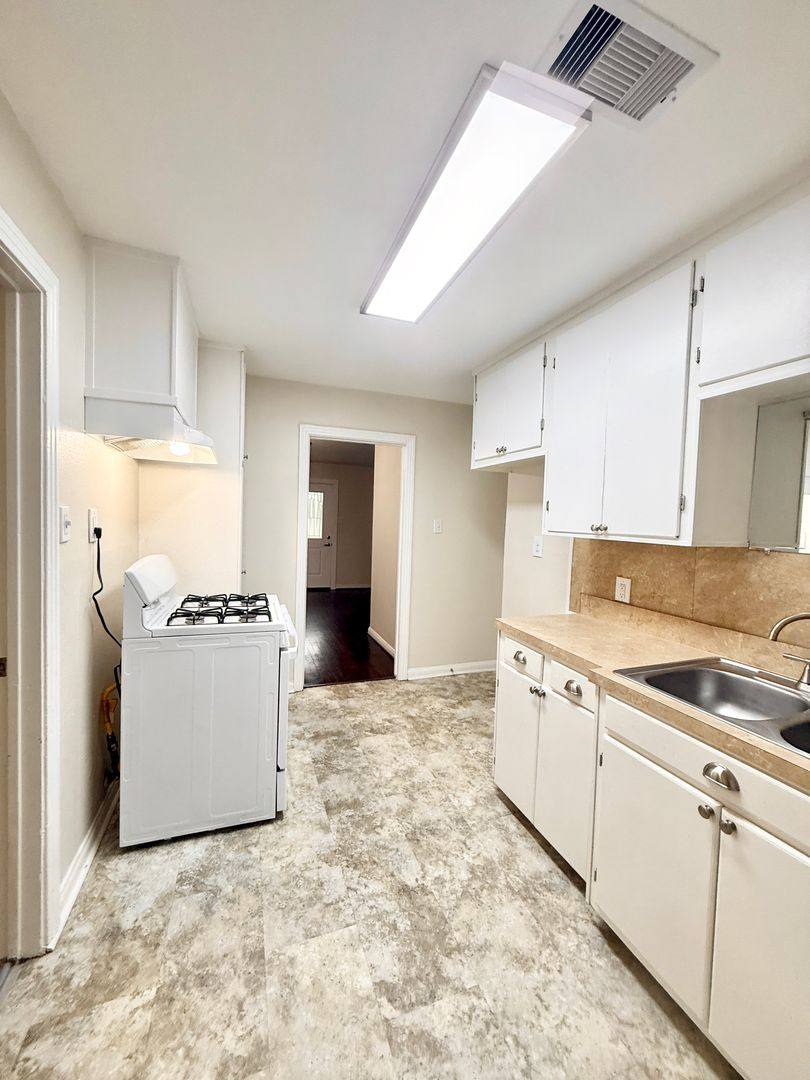 Apartment for rent at 1232 San Felipe St, Angleton, TX 77515