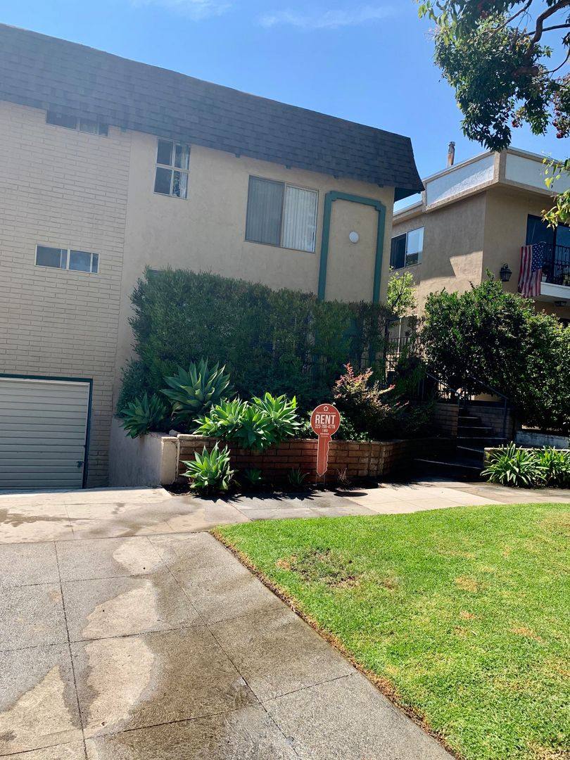 Apartment for rent at 824 11th St, Santa Monica, CA 90403