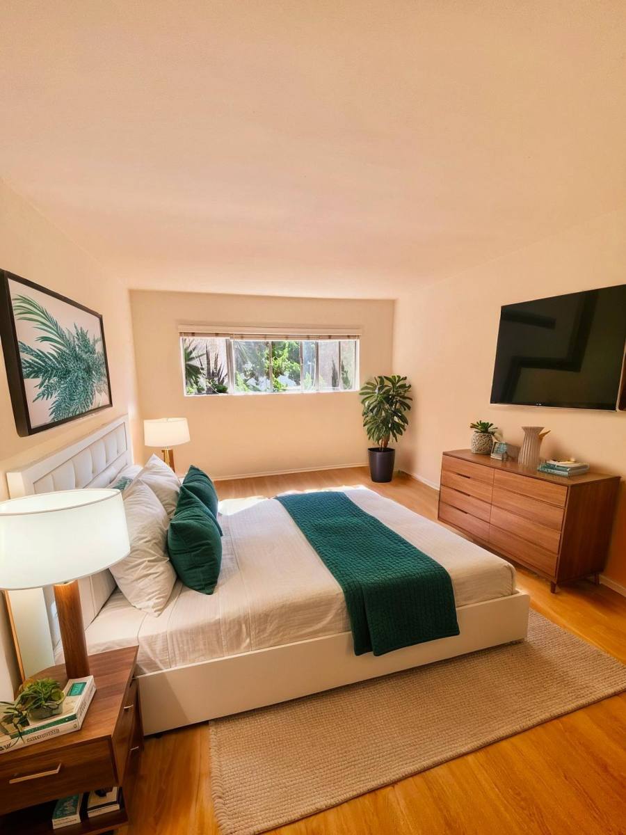 Apartment for rent at 824 11th St, Santa Monica, CA 90403