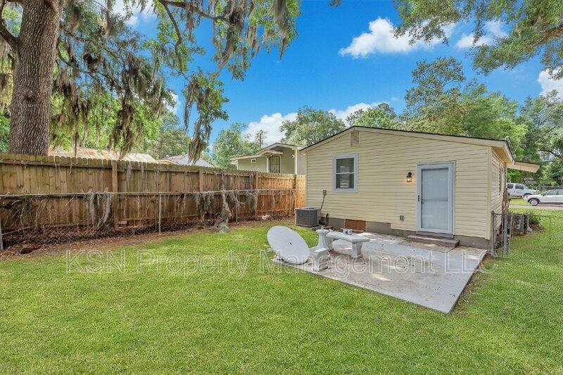 House for rent at 2010 Vermont Ave, Savannah, GA 31404