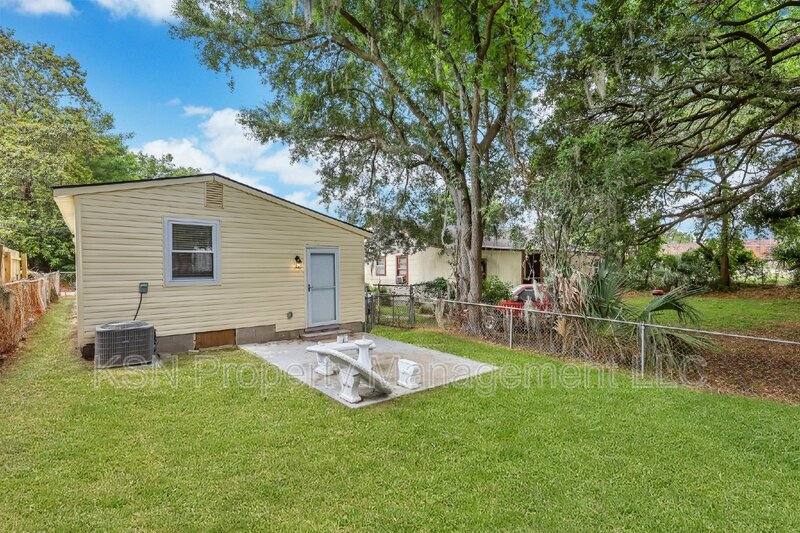 House for rent at 2010 Vermont Ave, Savannah, GA 31404