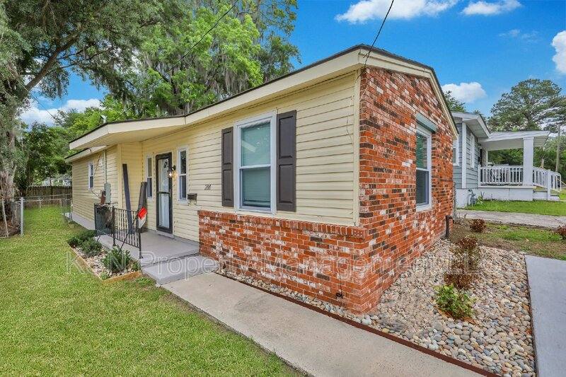 House for rent at 2010 Vermont Ave, Savannah, GA 31404