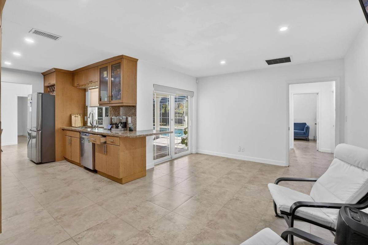 House for rent at 7000 Plantation Rd, Fort Lauderdale, FL 33317