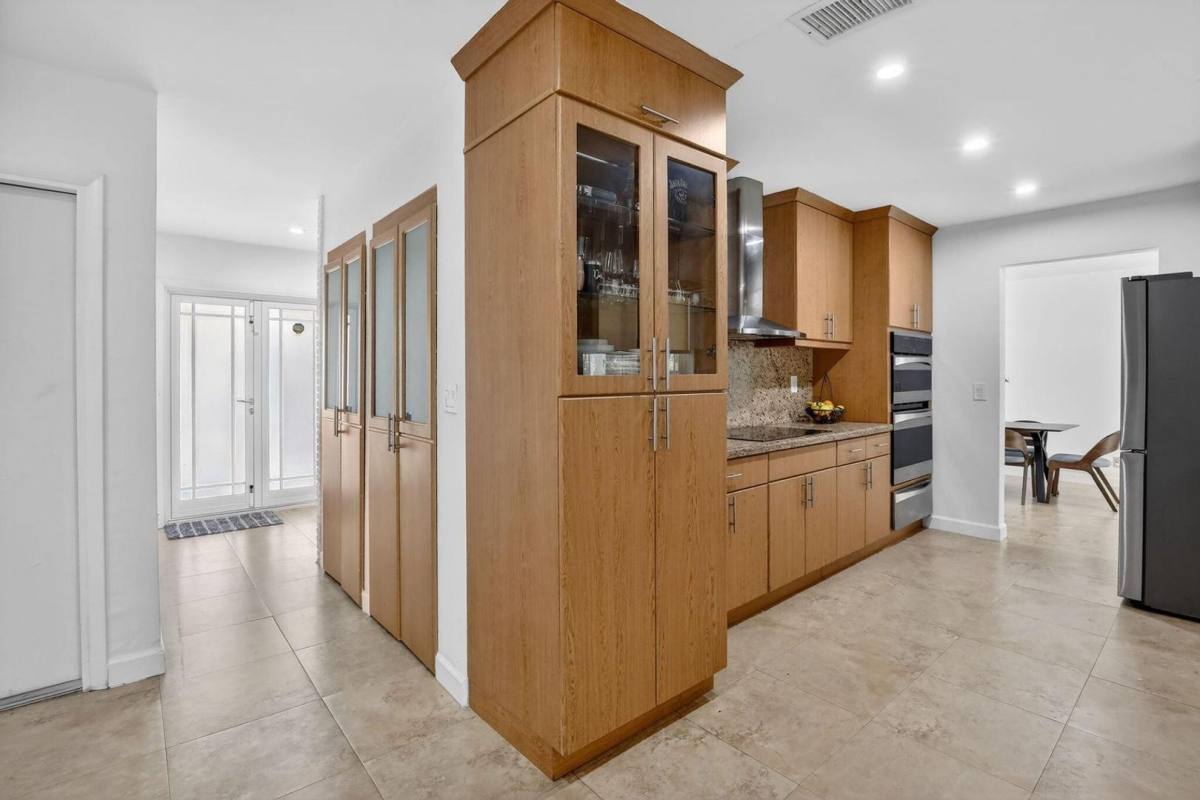 House for rent at 7000 Plantation Rd, Fort Lauderdale, FL 33317