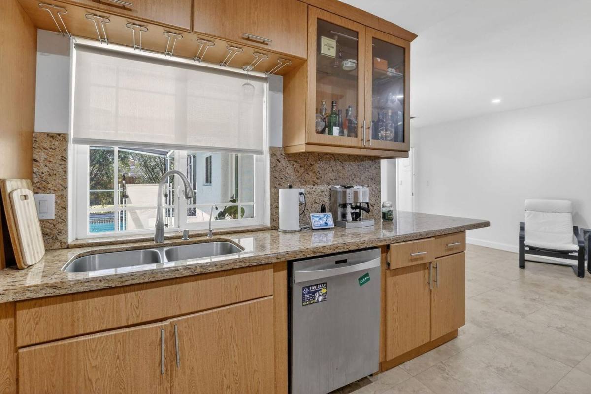 House for rent at 7000 Plantation Rd, Fort Lauderdale, FL 33317