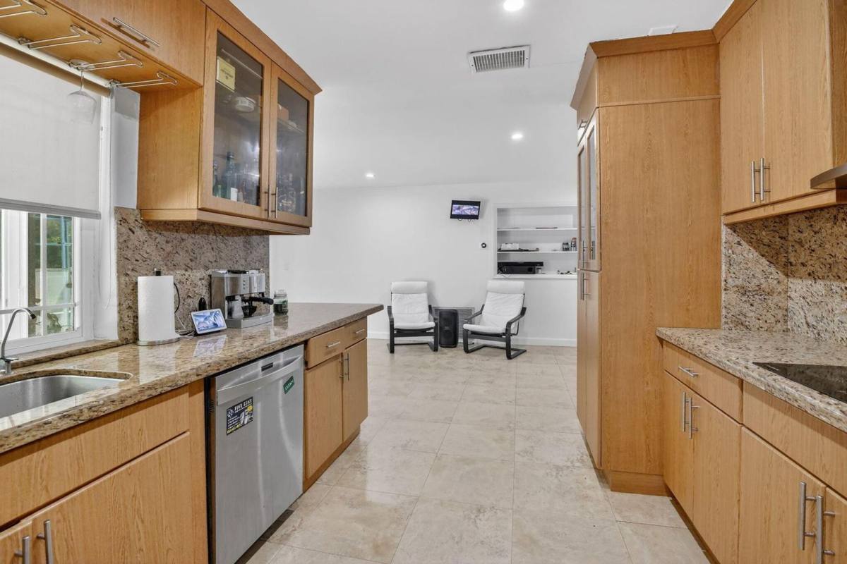House for rent at 7000 Plantation Rd, Fort Lauderdale, FL 33317