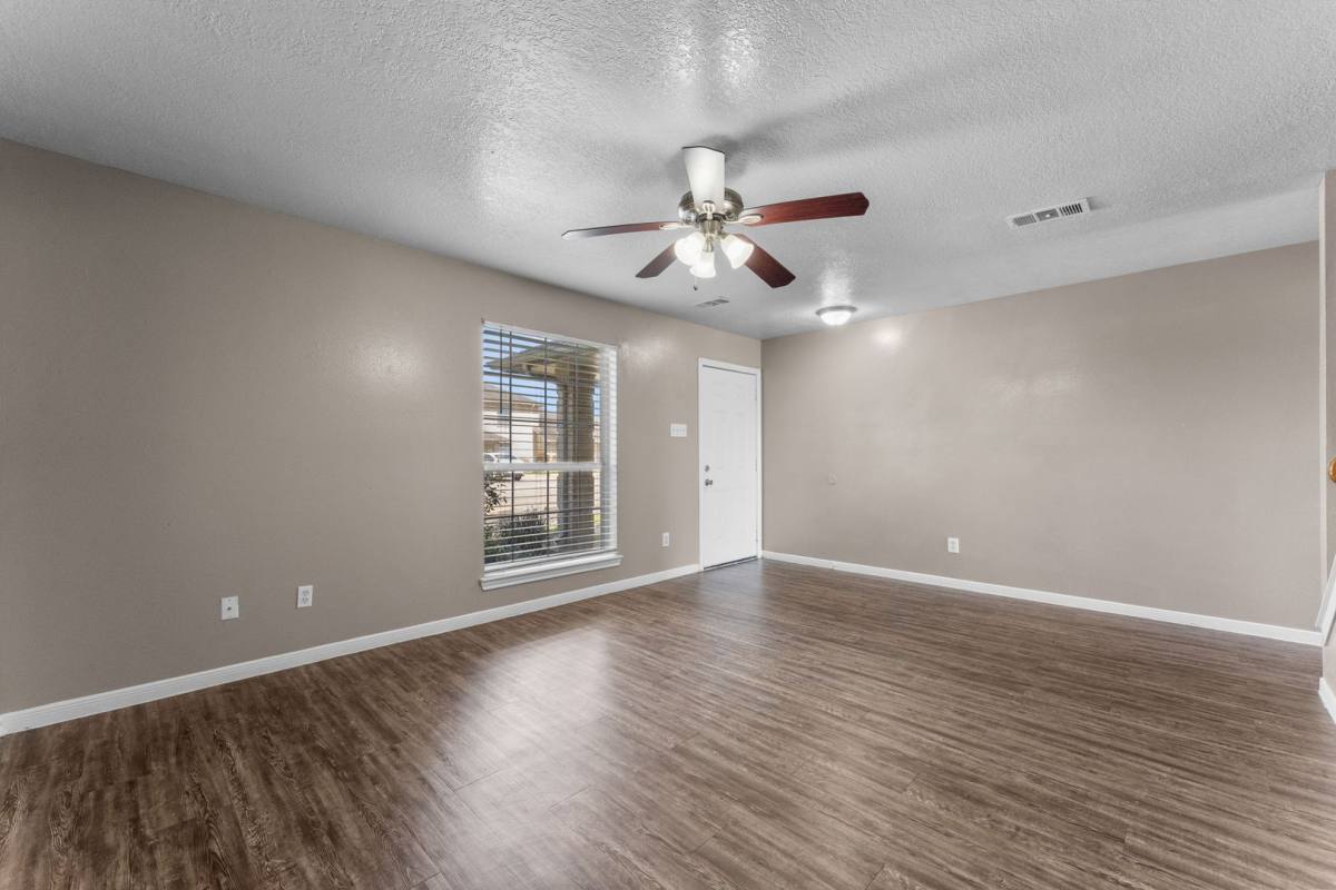 Townhouse for rent at 100 Green Isle Ave, Dickinson, TX 77539