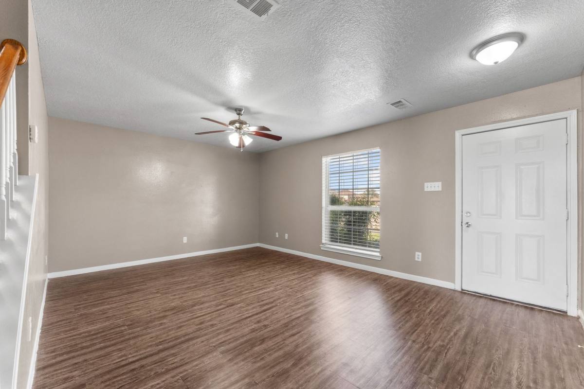 Townhouse for rent at 100 Green Isle Ave, Dickinson, TX 77539