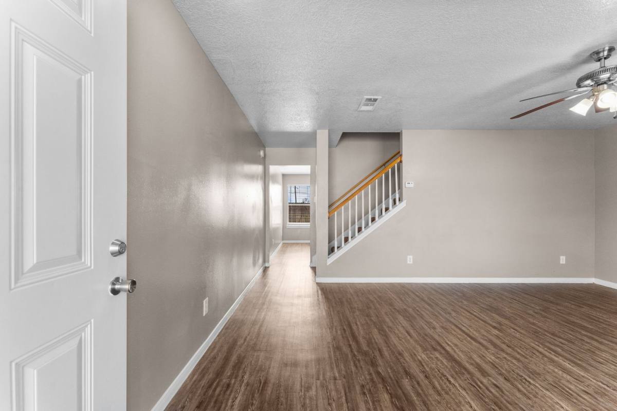 Townhouse for rent at 100 Green Isle Ave, Dickinson, TX 77539