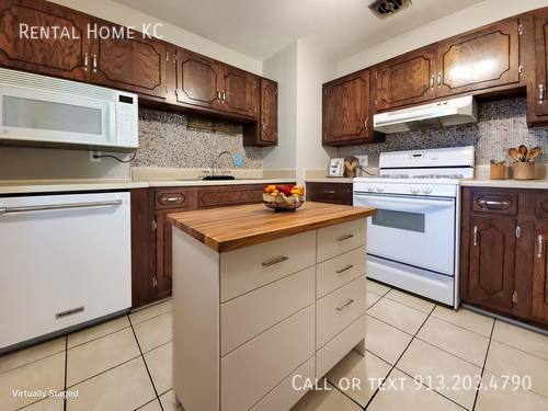 House for rent at 9010 W 101st St, Overland Park, KS 66212