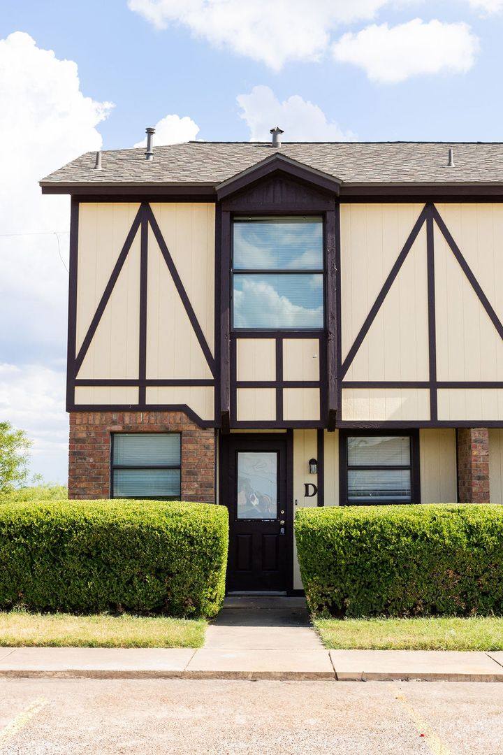 Townhouse for rent at 1102-1108 N Nolan River Rd, Cleburne, TX 76033