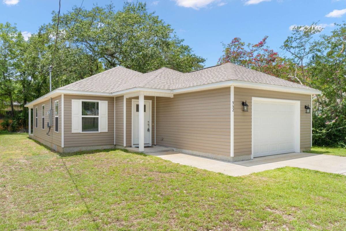 House for rent at 952 Mapoles St, Crestview, FL 32536