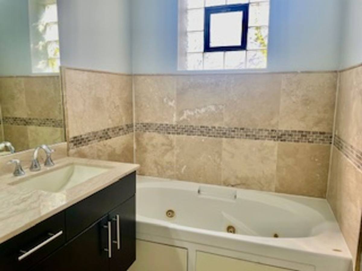 Condo for rent at 2128 W Van Buren St #2, Chicago, IL 60612