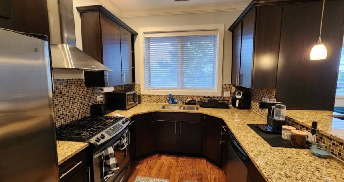 Condo for rent at 2128 W Van Buren St #2, Chicago, IL 60612