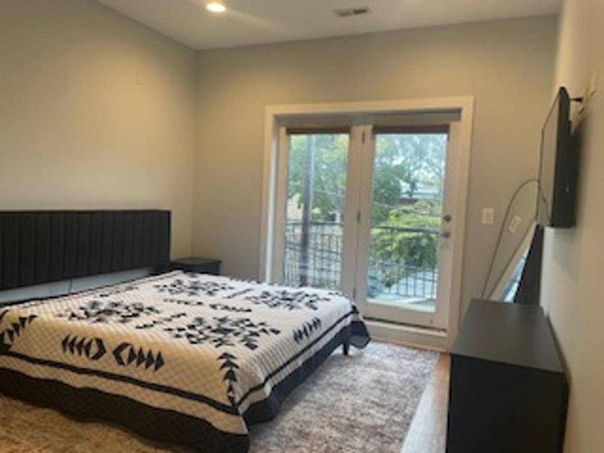 Condo for rent at 2128 W Van Buren St #2, Chicago, IL 60612