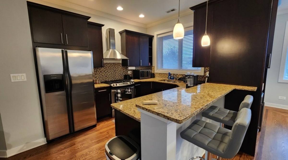 Condo for rent at 2128 W Van Buren St #2, Chicago, IL 60612