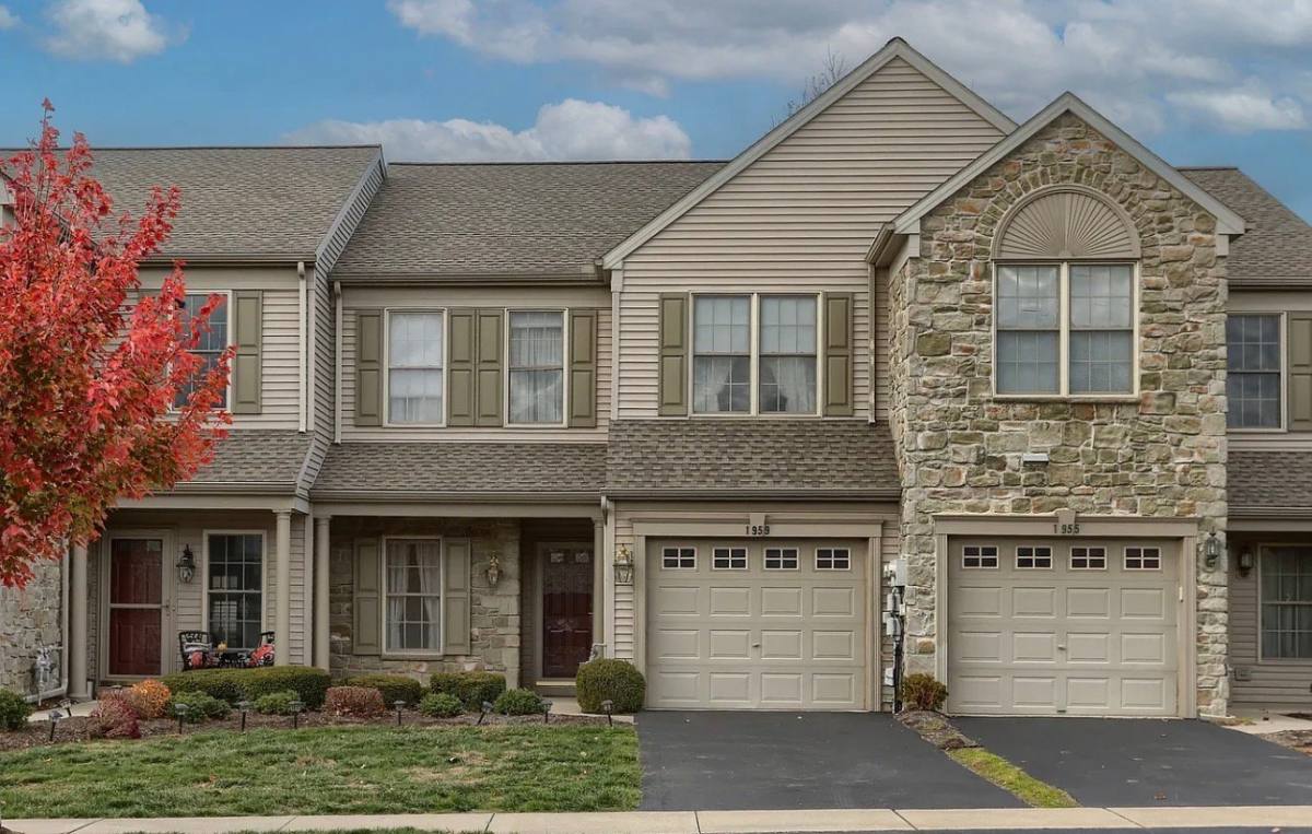 Townhouse for rent at 1959 Deer Run Dr, Hummelstown, PA 17036