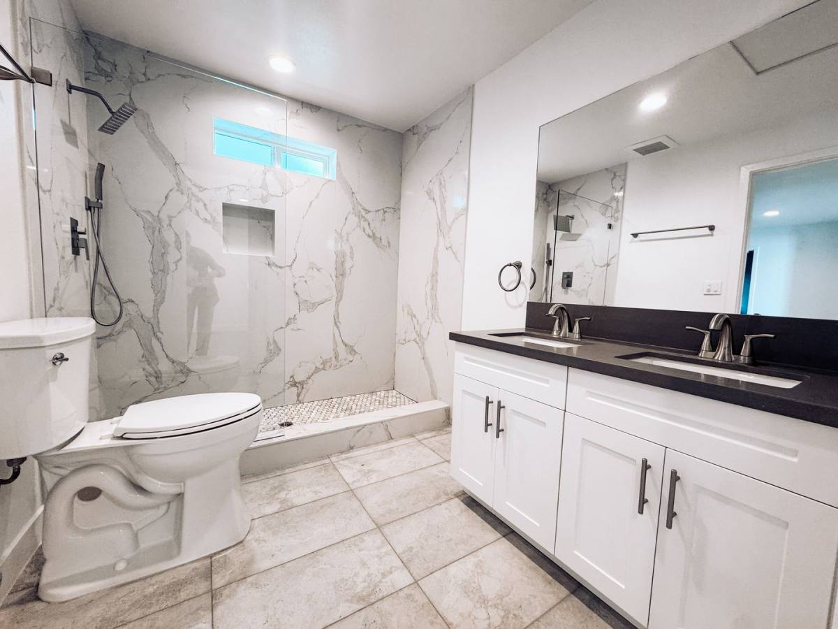 Apartment for rent at 2029 Harbor Blvd, Costa Mesa, CA 92627