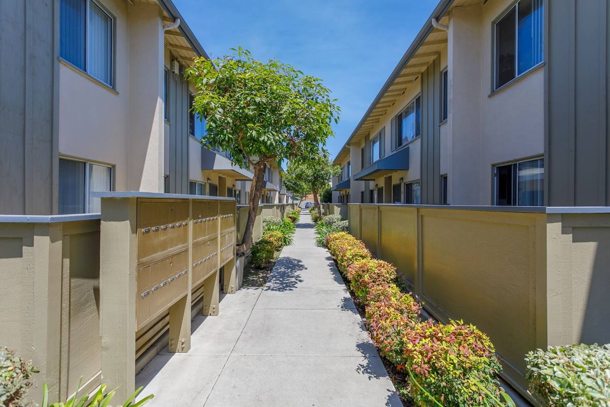 Apartment for rent at 500-502 Orange Ave, Long Beach, CA 90802