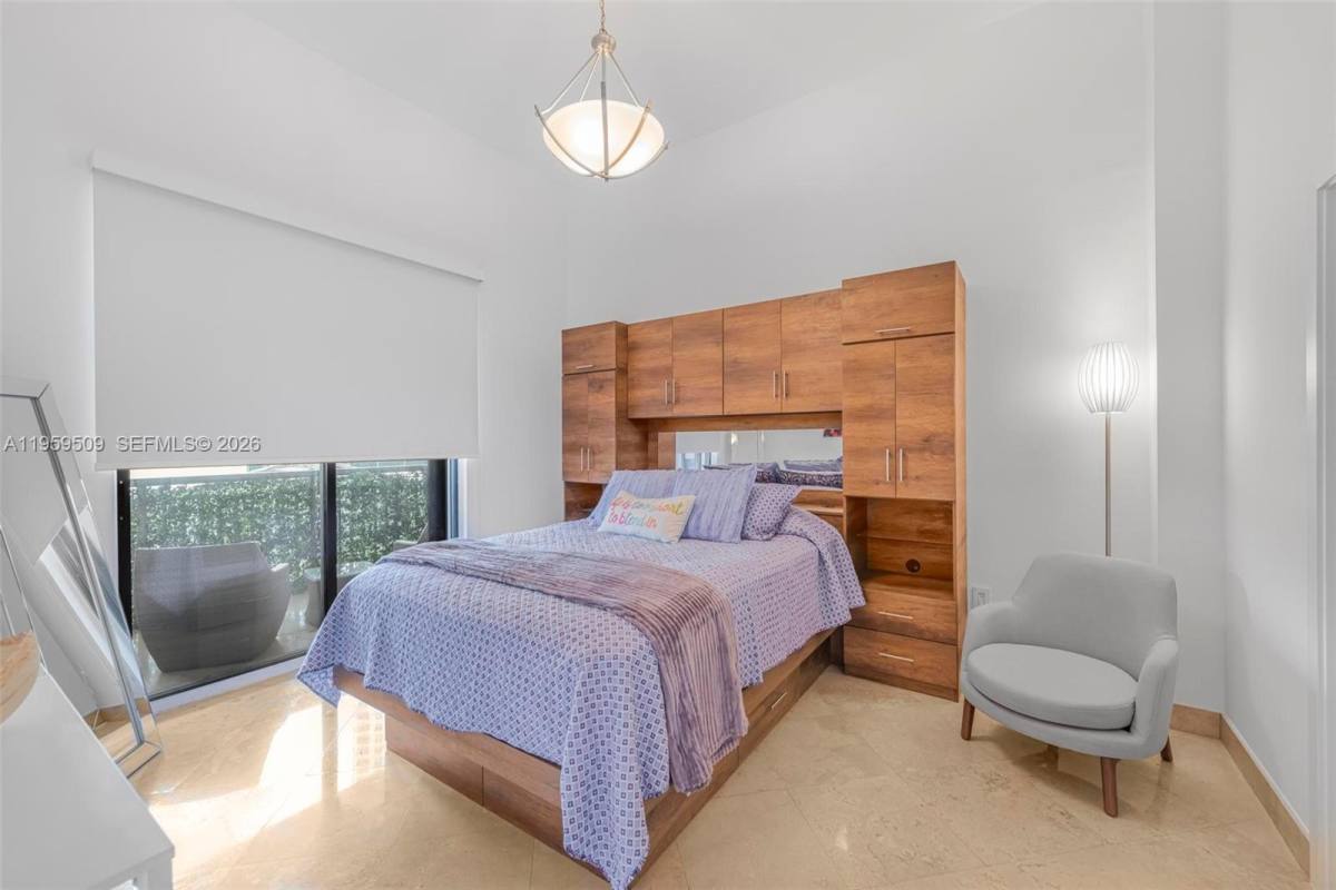 Apartment for rent at 540 Brickell Key Dr, Miami, FL 33131